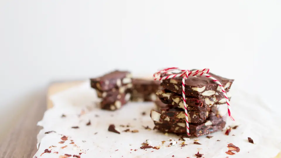 Selbstgemachte Weihnachtsschokolade in kleinen Formen
