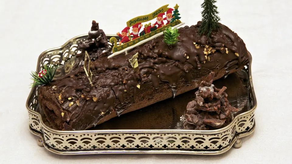 Schokoladen-Himbeer-Baumstamm als weihnachtliches Dessert