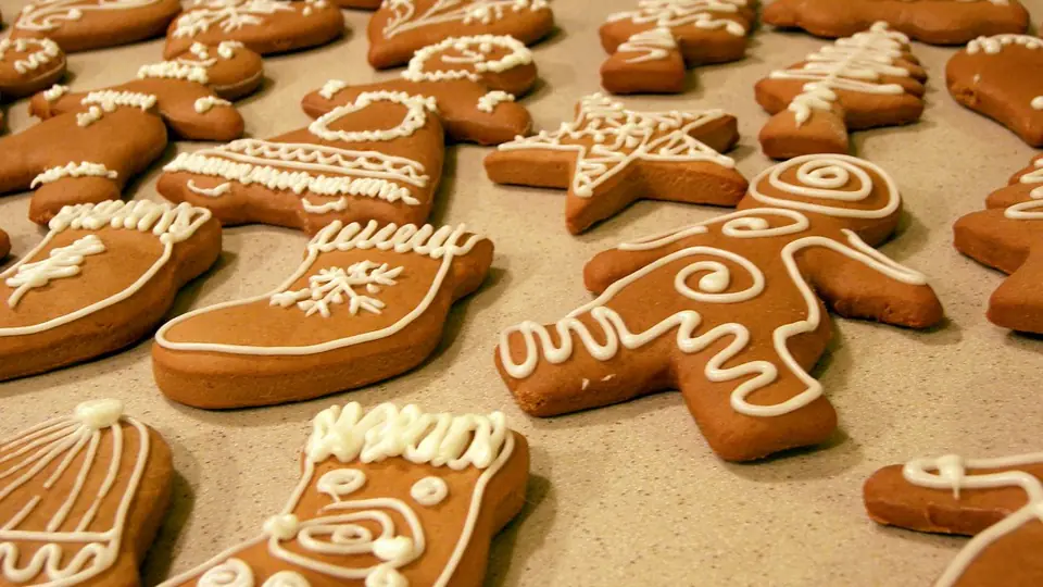 Frisch gebackene Lebkuchen-Plätzchen auf einem Blech